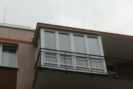 установка балкона с крышей