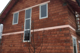 окна в двухэтажном доме